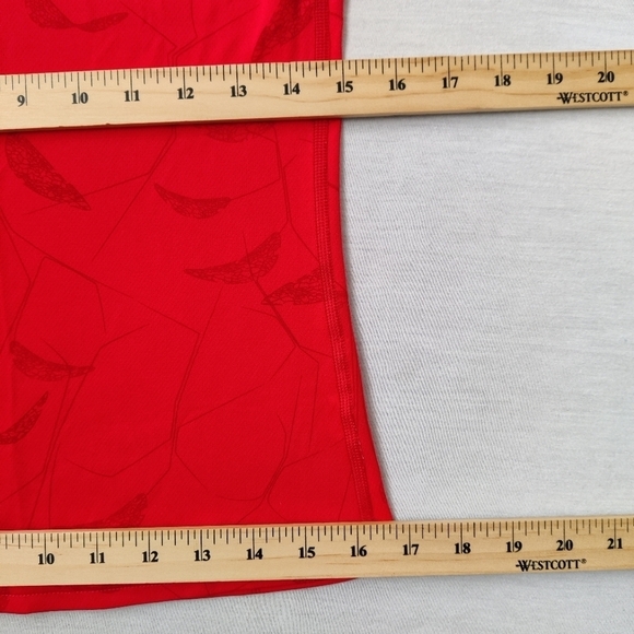 HELLY Hansen red t-shirt with leaf prints size Small - Picture 9 of 9